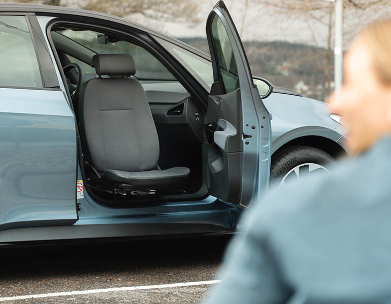 Outward facing Caroseat Flex in a light blue car.